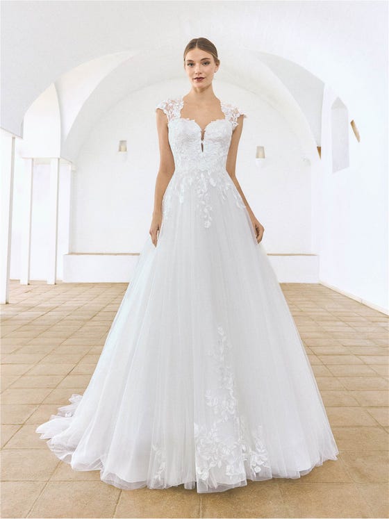 Front princess wedding dress with sweetheart neckline in tulle AFETO.
