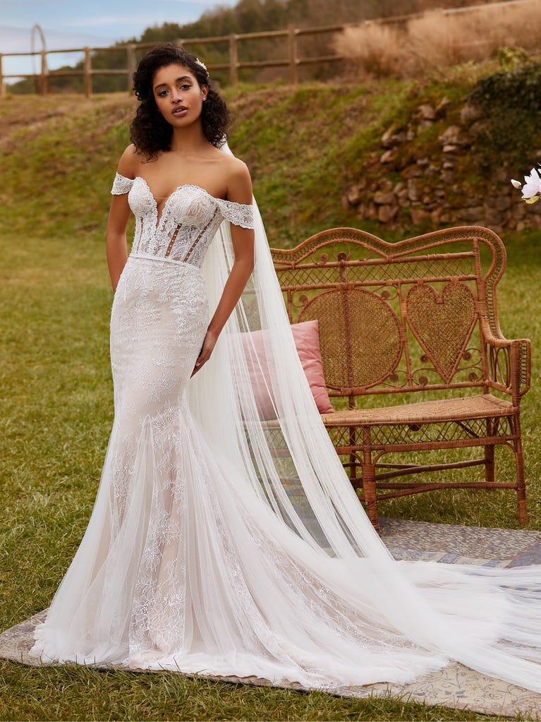 Ein Traum aus Spitze ist dieses umwerfende Kleid im Meerjungfrau-Stil mit zwei Lagen: Spitze über einem Unterkleid mit herzförmigem Dekolleté. Die zarten Flügelärmel bilden einen hübschen Kontrast zum sexy Keyhole-Rücken.