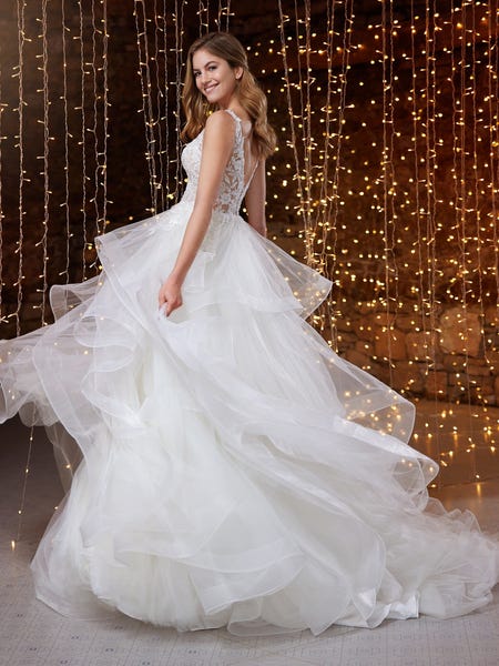 Vestido de novia largo corte princesa con escote de pico parte delantera 