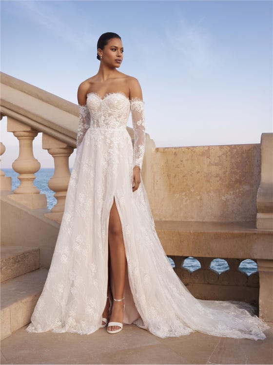 Vorderseite A-Linien Brautkleid mit herzförmigem Ausschnitt aus Spitze BAYRI.