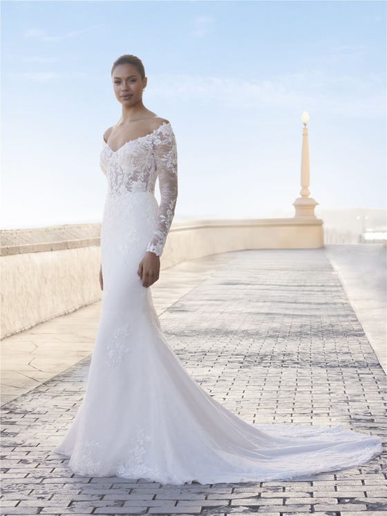 Vorderseite Meerjungfrau Brautkleid mit V-Ausschnitt mit langen Ärmeln mit V-Rücken aus Spitze BOERUM.