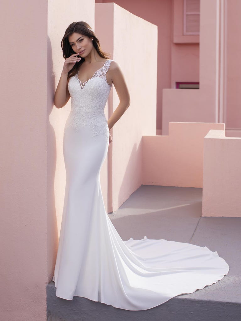 Ein Traum aus Spitze ist dieses umwerfende Kleid im Meerjungfrau-Stil mit zwei Lagen: Spitze über einem Unterkleid mit herzförmigem Dekolleté. Die zarten Flügelärmel bilden einen hübschen Kontrast zum sexy Keyhole-Rücken.