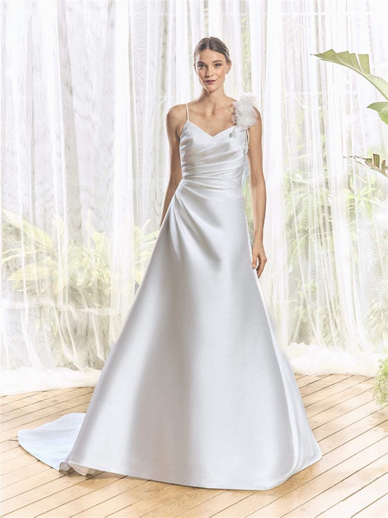 Voorkant A-lijn Bruidsjurk met V-halslijn en V-rug in mikado CORDEIRO.