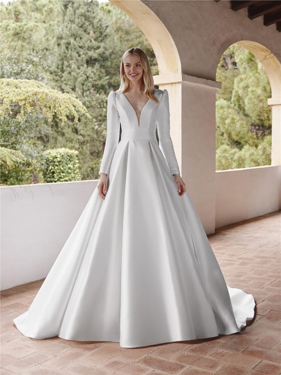 Vorderseite Prinzessin Brautkleid mit V-Ausschnitt mit langen Ärmeln mit V-Rücken aus Mikado CORETTA.