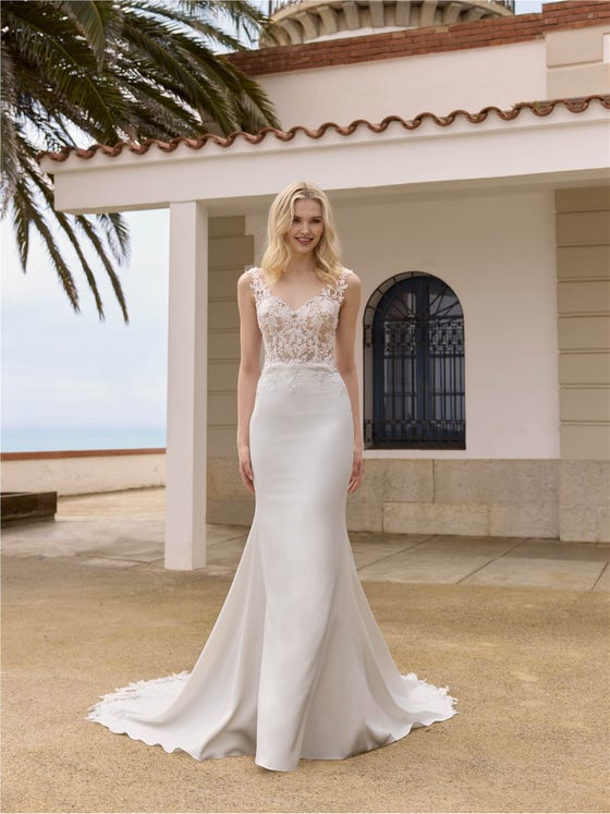 Front mermaid wedding dress with V-neckline and V-back in crepe GLEANE.