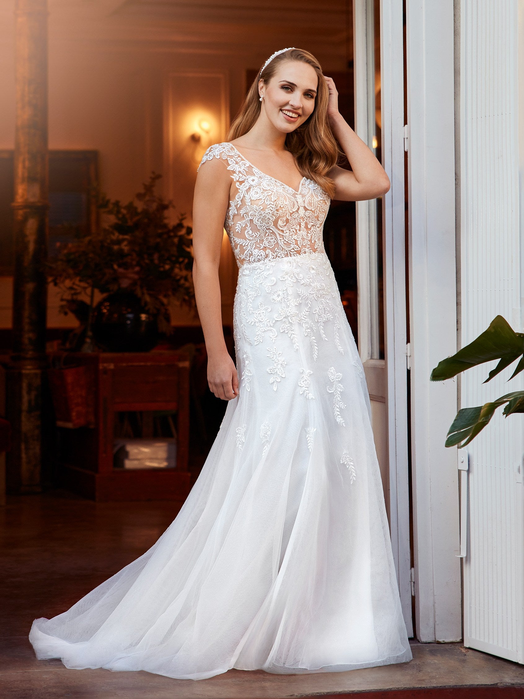 SHINING | A-line wedding dress with square neckline front