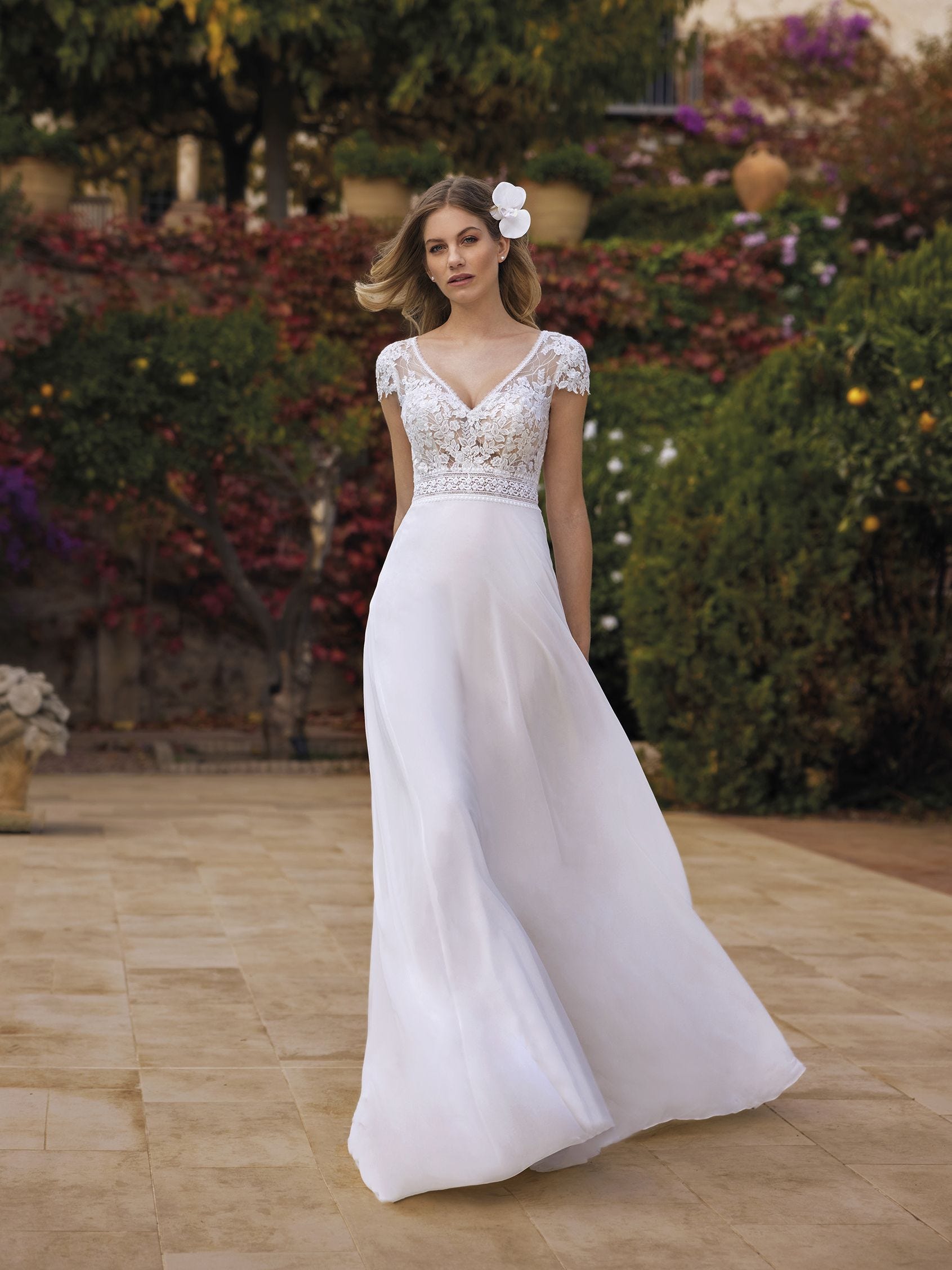 Satin A-line Wedding Dresses Elegant V-Neck Chapel Train Sleeveless Bridal  Gown | eBay