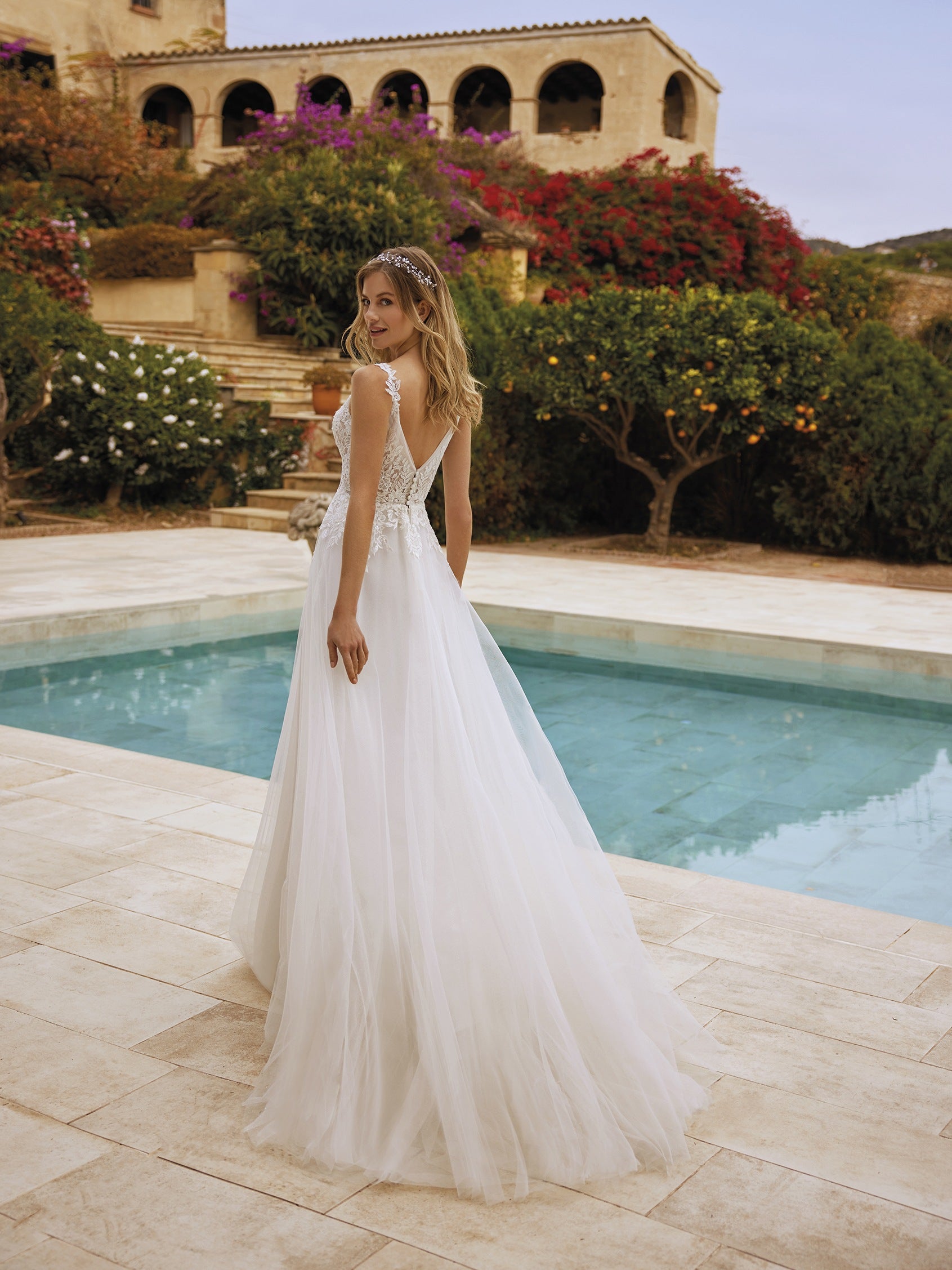 Wedding dresses lakeside discount