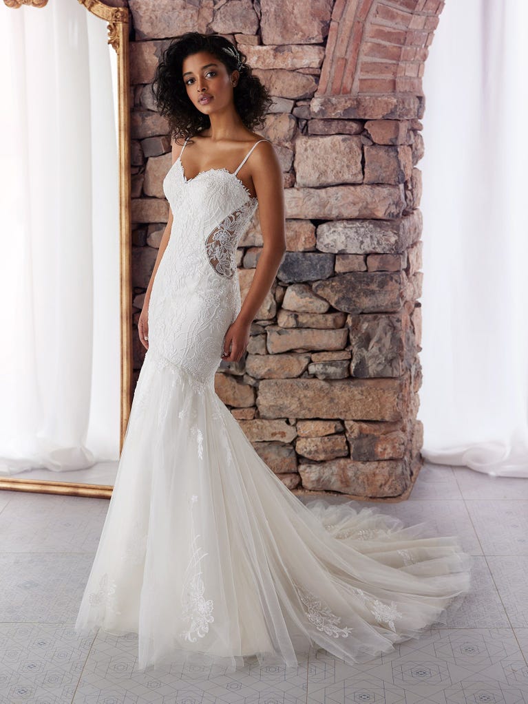 Ein Traum aus Spitze ist dieses umwerfende Kleid im Meerjungfrau-Stil mit zwei Lagen: Spitze über einem Unterkleid mit herzförmigem Dekolleté. Die zarten Flügelärmel bilden einen hübschen Kontrast zum sexy Keyhole-Rücken.