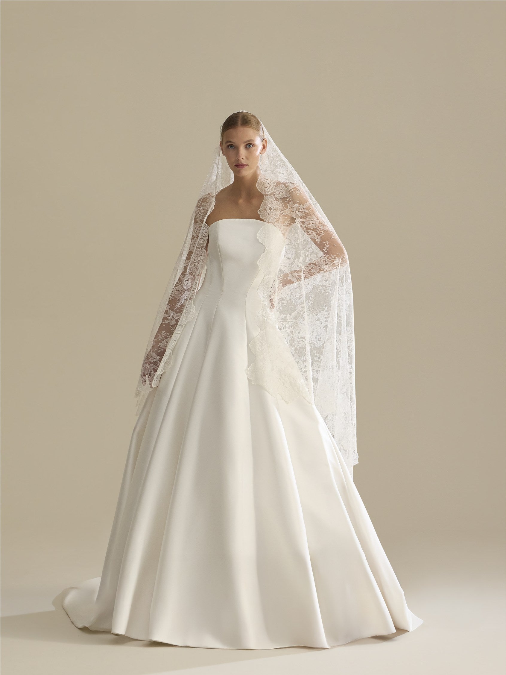 Front bridal veil in lace M-LA02