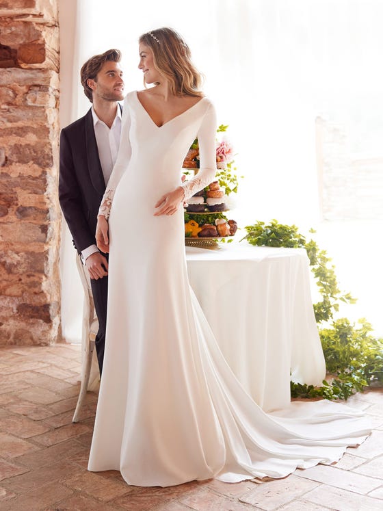 Langes Brautkleid mit ausgestelltem Schnitt mit V-Ausschnitt mit langen Ärmeln Vorderseite