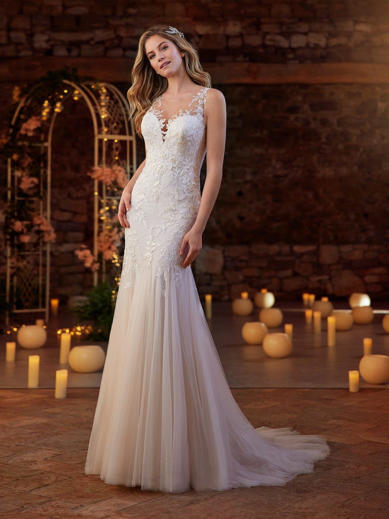 Ein Traum aus Spitze ist dieses umwerfende Kleid im Meerjungfrau-Stil mit zwei Lagen: Spitze über einem Unterkleid mit herzförmigem Dekolleté. Die zarten Flügelärmel bilden einen hübschen Kontrast zum sexy Keyhole-Rücken.