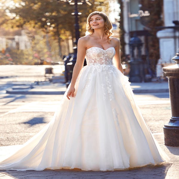 MOONLIGHT, Princess-cut wedding dress