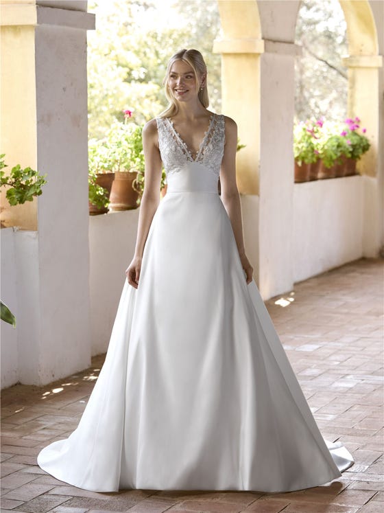 Parte anteriore abito da sposa a trapezio con scollo a V e schiena a V in mikado NICOLEY.