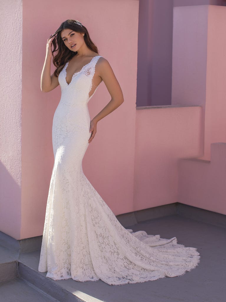 Ein Traum aus Spitze ist dieses umwerfende Kleid im Meerjungfrau-Stil mit zwei Lagen: Spitze über einem Unterkleid mit herzförmigem Dekolleté. Die zarten Flügelärmel bilden einen hübschen Kontrast zum sexy Keyhole-Rücken.