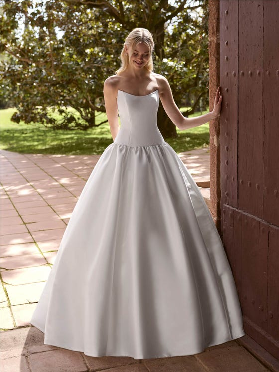 Front princess wedding dress with strapless neckline in mikado PAYSLAY.