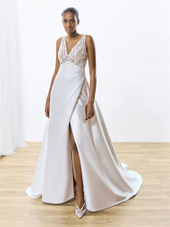 Parte delantera vestido de novia corte-A con escote en pico y espalda descubierta en mikado PRASSO.