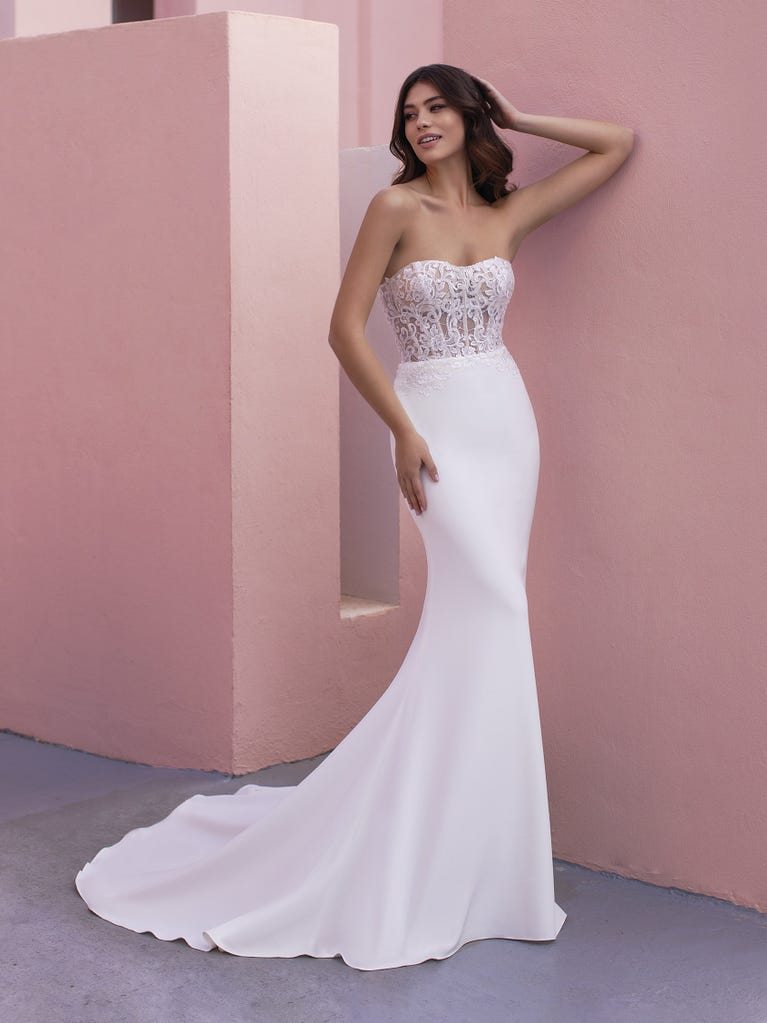 Ein Traum aus Spitze ist dieses umwerfende Kleid im Meerjungfrau-Stil mit zwei Lagen: Spitze über einem Unterkleid mit herzförmigem Dekolleté. Die zarten Flügelärmel bilden einen hübschen Kontrast zum sexy Keyhole-Rücken.