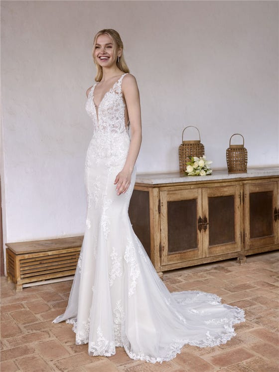 Front mermaid wedding dress with V-neckline and V-back in lace SAIEN.