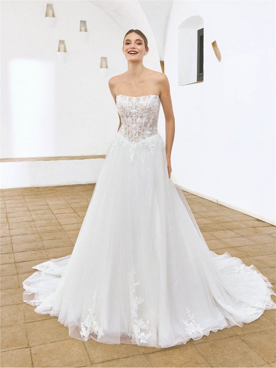 Front princess wedding dress with strapless neckline in tulle SAMPA.