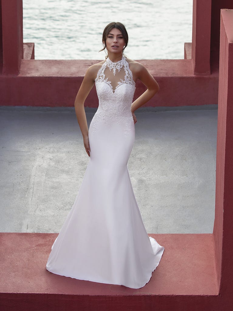 Ein Traum aus Spitze ist dieses umwerfende Kleid im Meerjungfrau-Stil mit zwei Lagen: Spitze über einem Unterkleid mit herzförmigem Dekolleté. Die zarten Flügelärmel bilden einen hübschen Kontrast zum sexy Keyhole-Rücken.