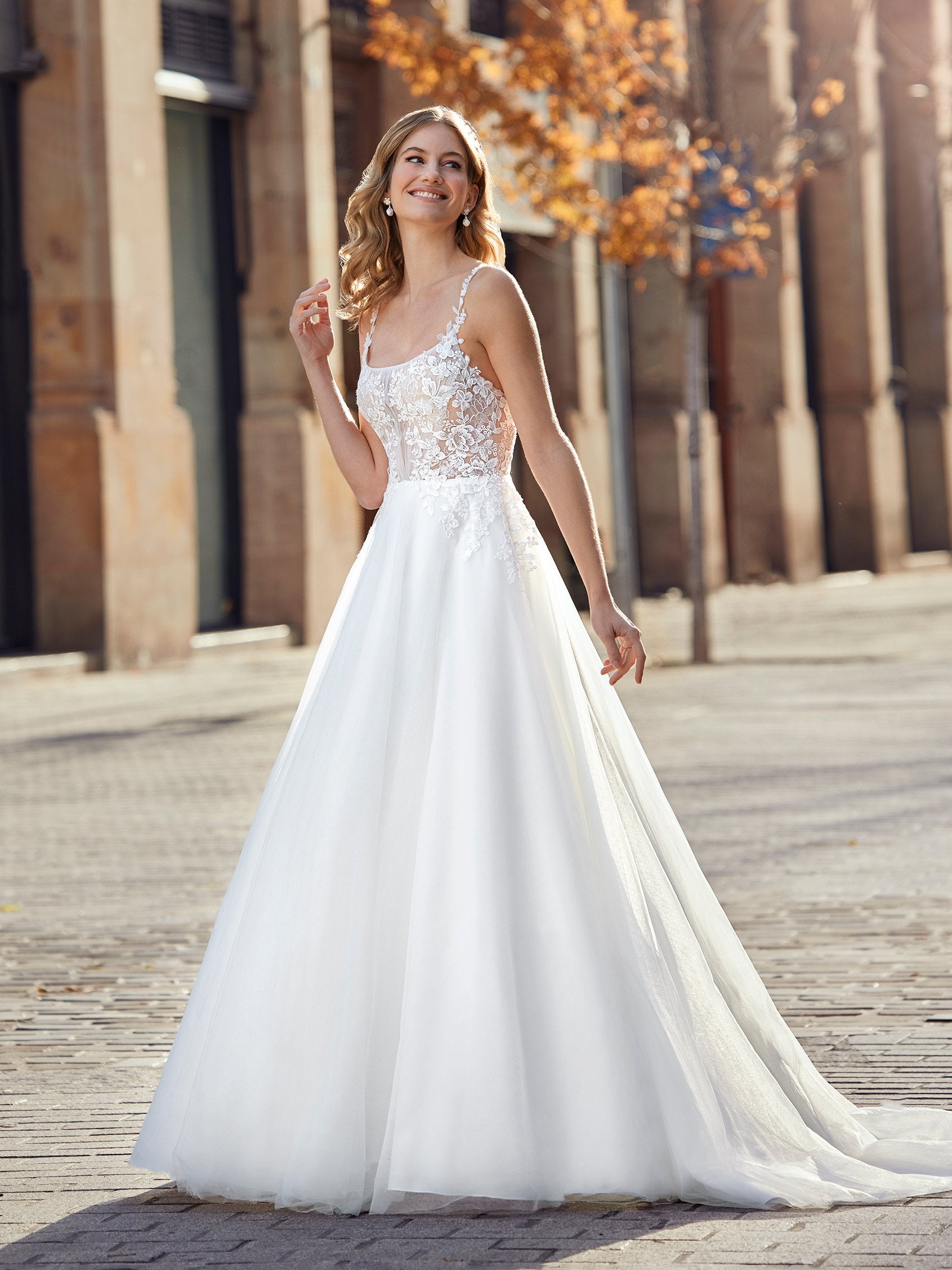 STERLING, Princess-cut wedding dress with square neckline