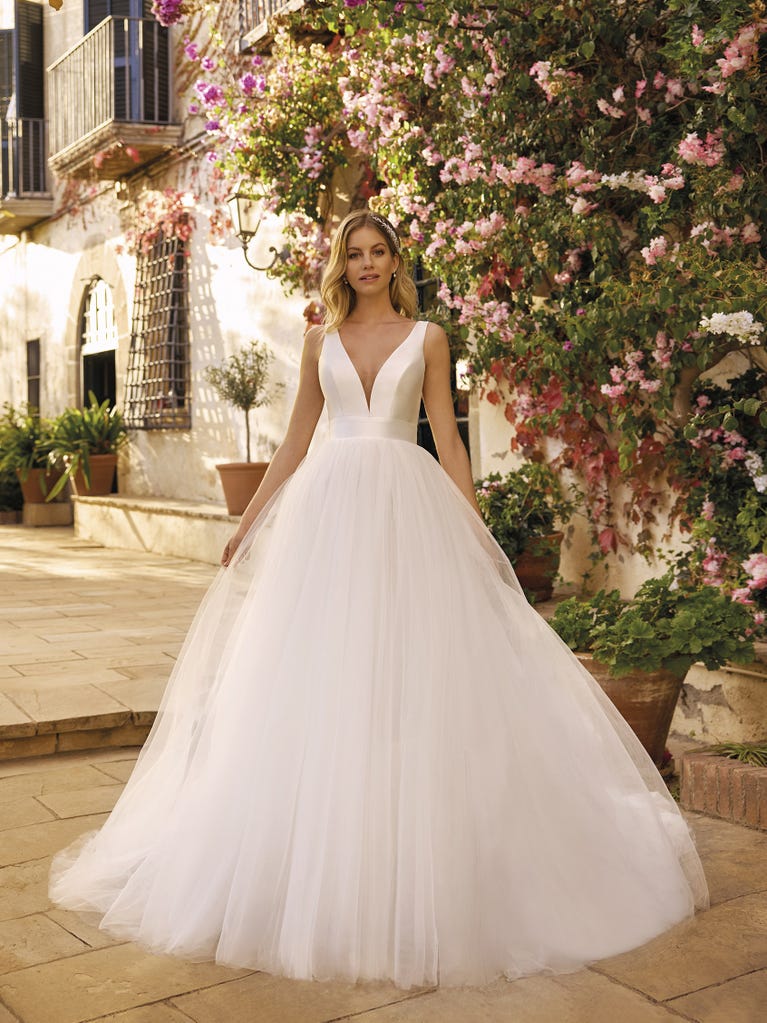 SUPREME | Princess-cut wedding dress with V-neck | White One