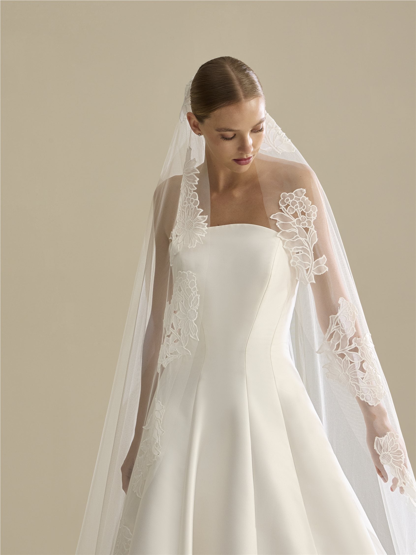 Front close-up bridal veil in tulle V-LA68