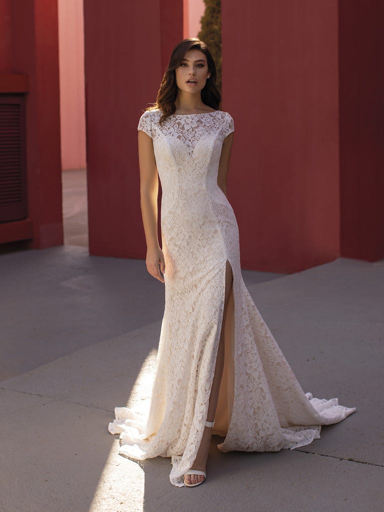 Ein Traum aus Spitze ist dieses umwerfende Kleid im Meerjungfrau-Stil mit zwei Lagen: Spitze über einem Unterkleid mit herzförmigem Dekolleté. Die zarten Flügelärmel bilden einen hübschen Kontrast zum sexy Keyhole-Rücken.