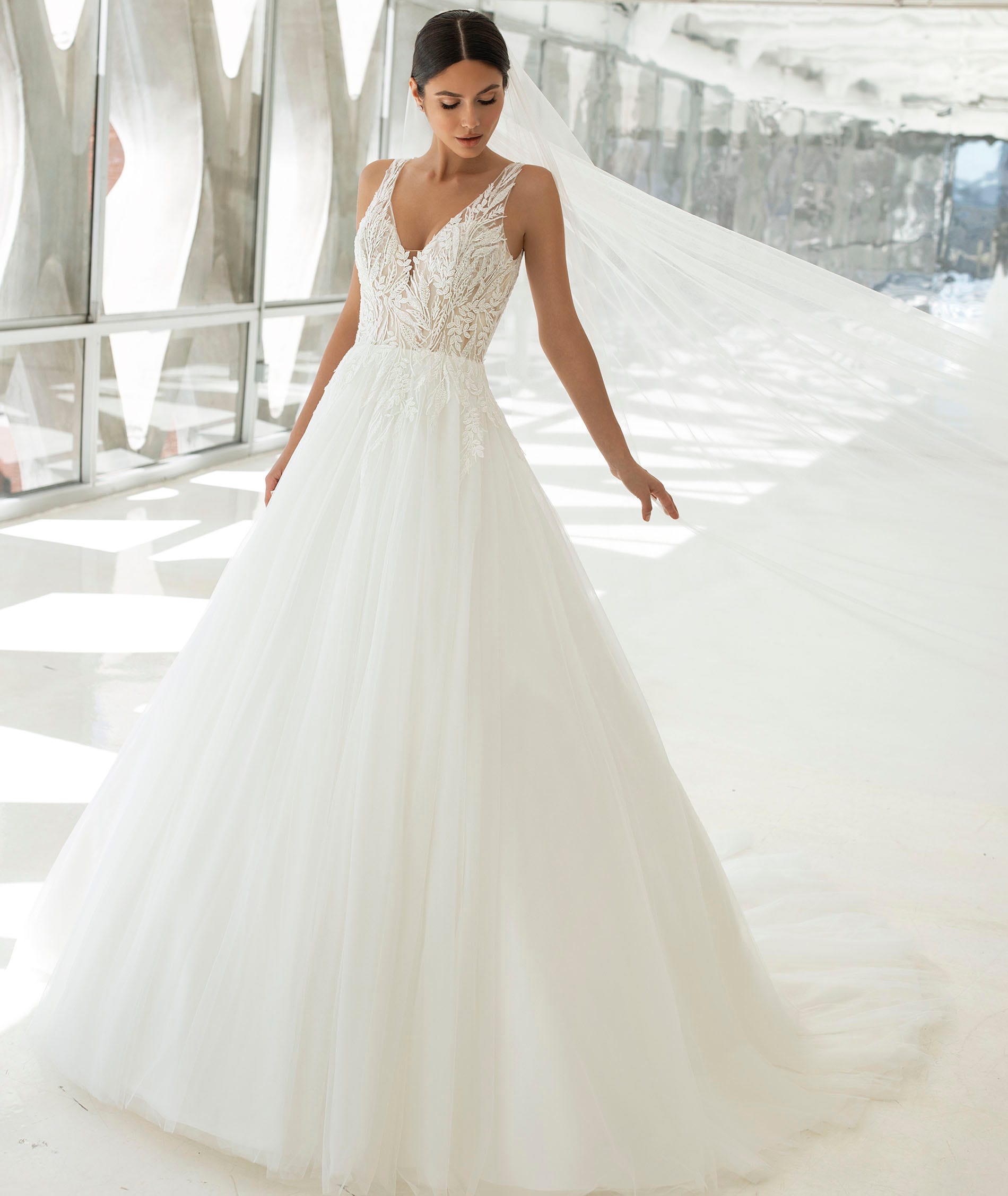 https://www.whiteonebridal.com/media/wysiwyg/V_2104_B.jpg